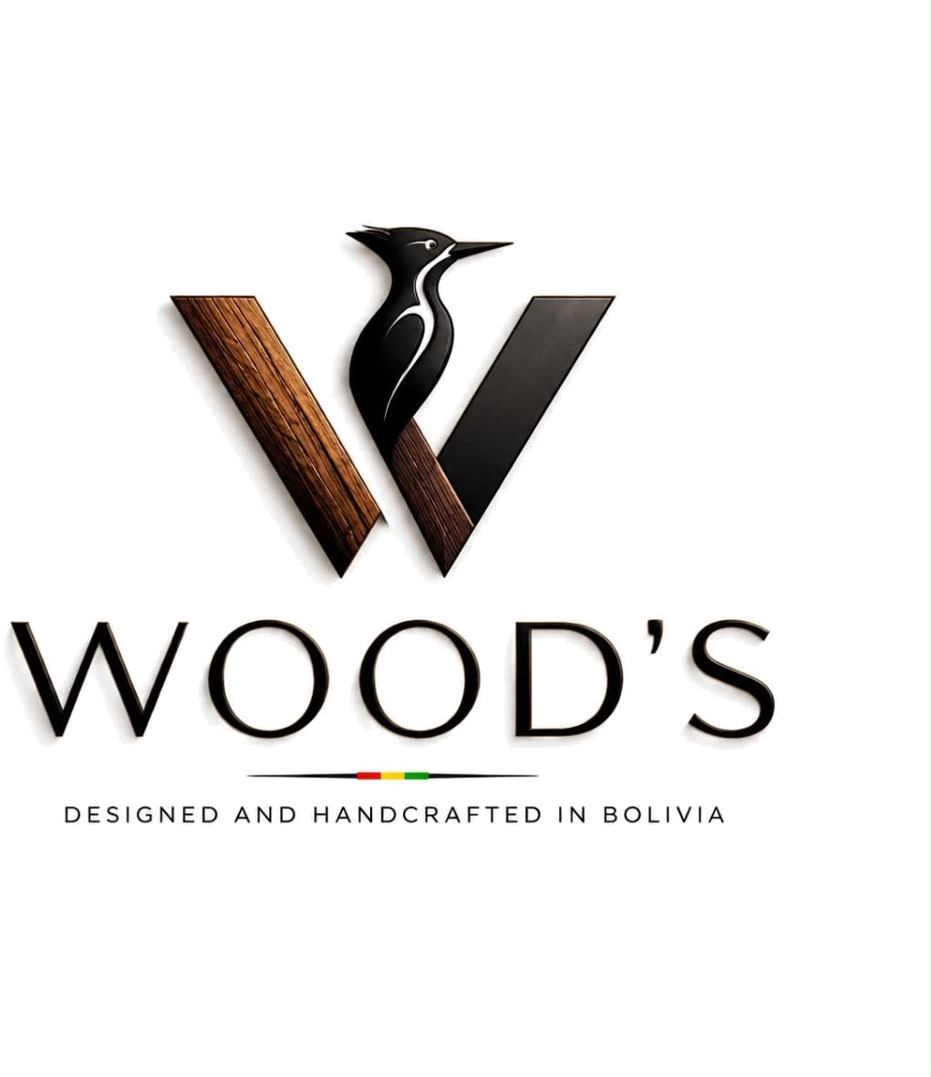 Logo de Wood's: una W de madera con un pájaro carpintero, y el lema Designed and Handcrafted in Bolivia