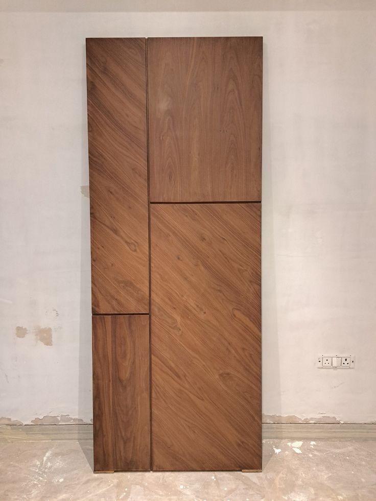 Puerta de interior de madera formada por cuatro paneles con veta en distintas direcciones